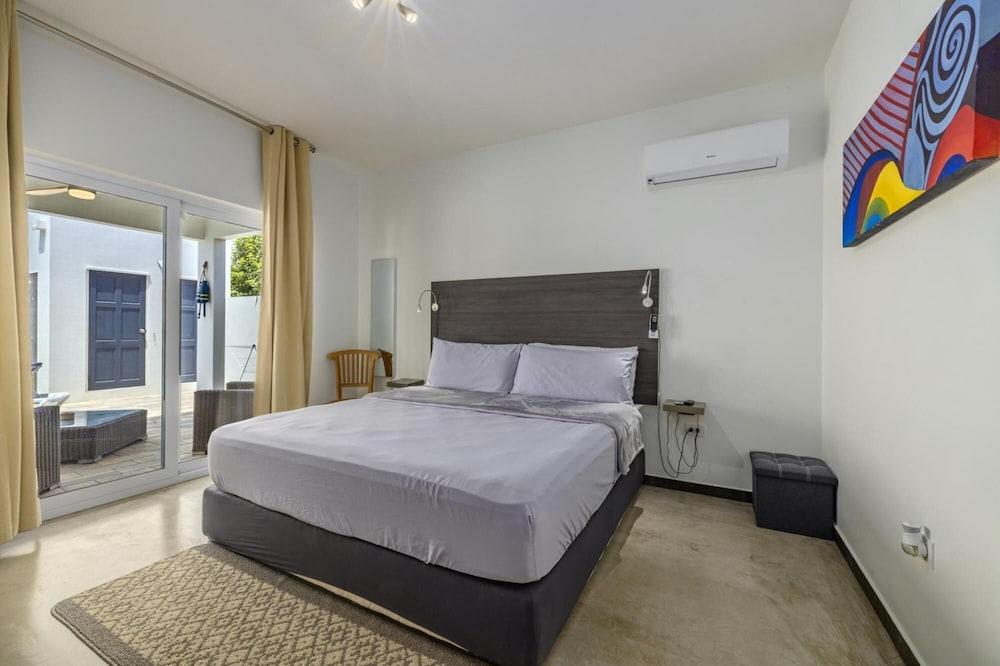 NEW Modern 4BR 4 5BA w Pool Outdoor Dining