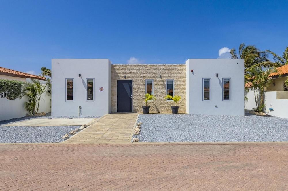 NEW Modern 4BR 4 5BA w Pool Outdoor Dining