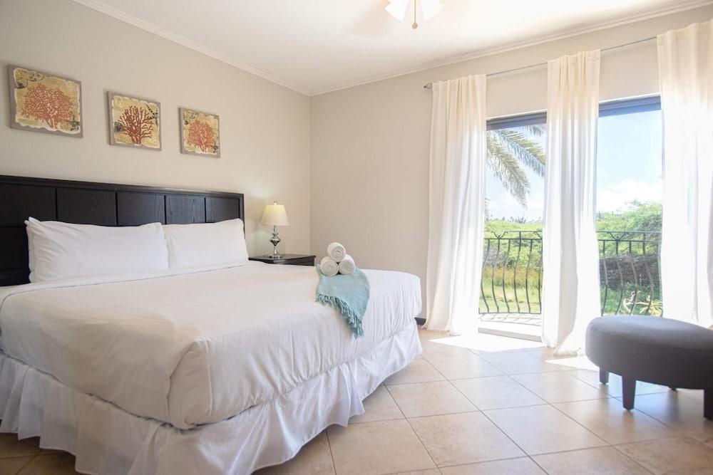 2BR 3BA GYM Pools 24 7 Security Restaurant