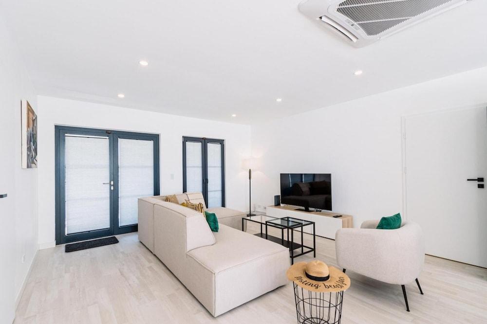 Brand NEW 3br2ba Villa With Pool in Great Location