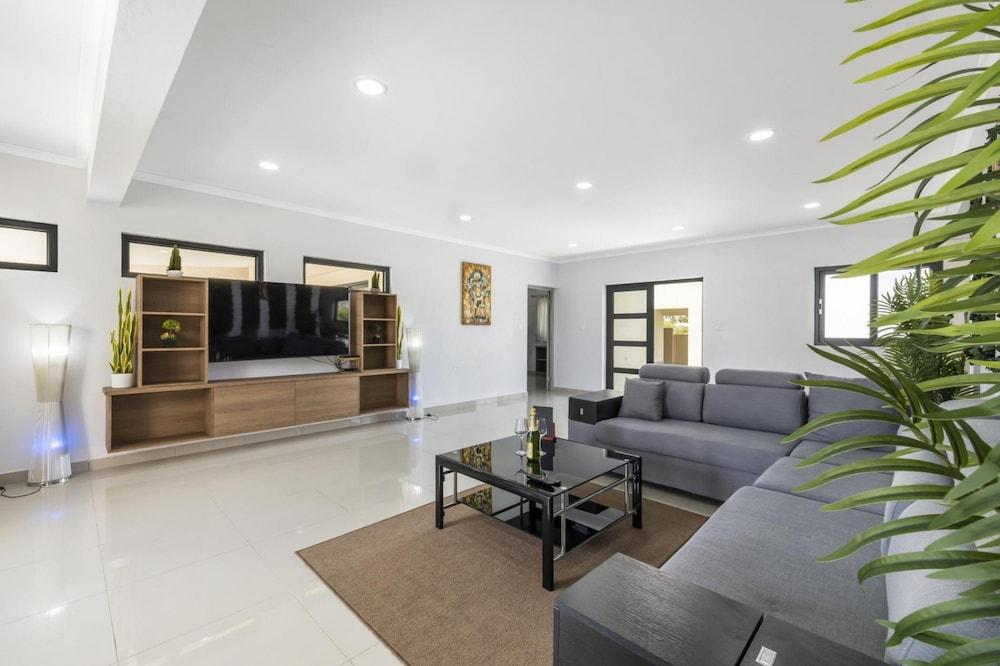 NEW 4br4ba Villa Across of Palmbeach w Pvt Pool