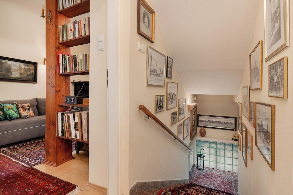 Warsaw Old Town Apartment by Renters