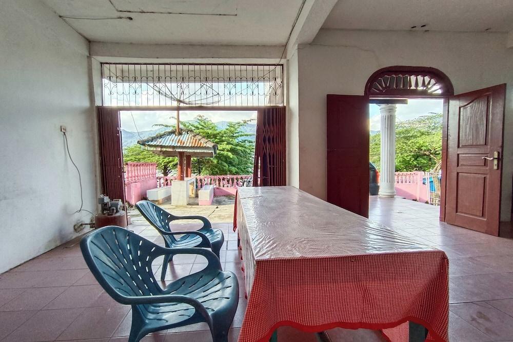 Hotel O Penginapan & Villa Sirait