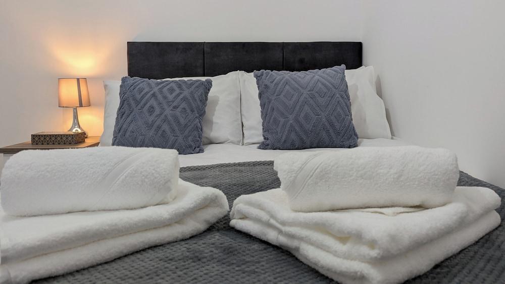 Burnley Entire House 4-bedrooms-sleeps 6-driveway