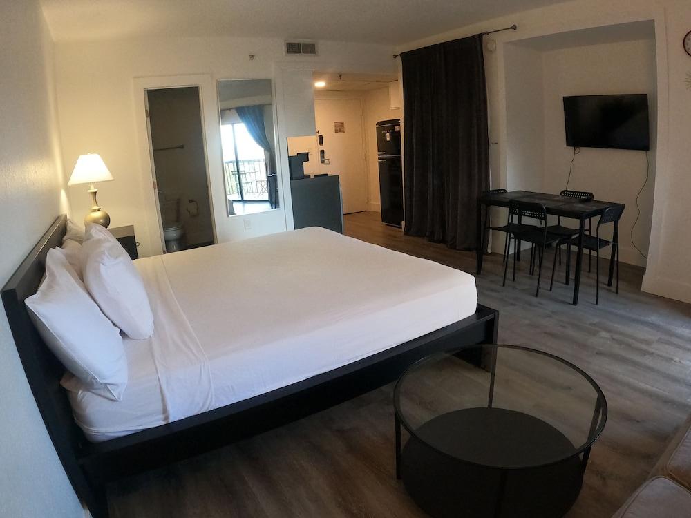 Cozy Condos Near Universal & Seaworld