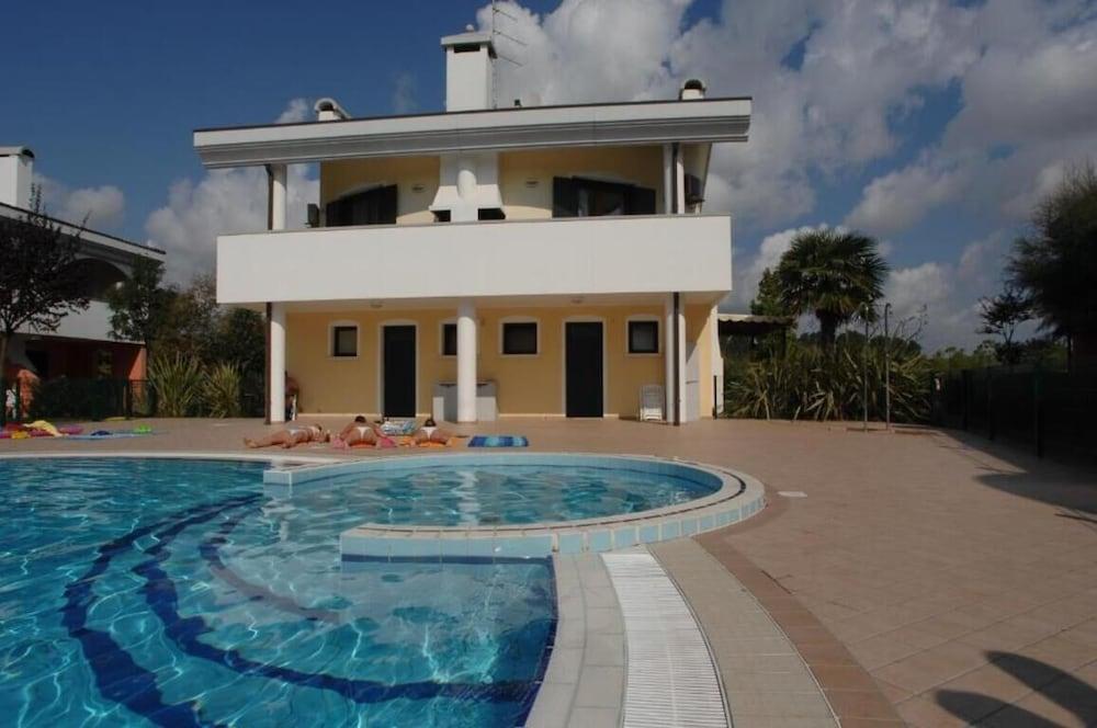 Apartment With Shared Pool for 5 Guests