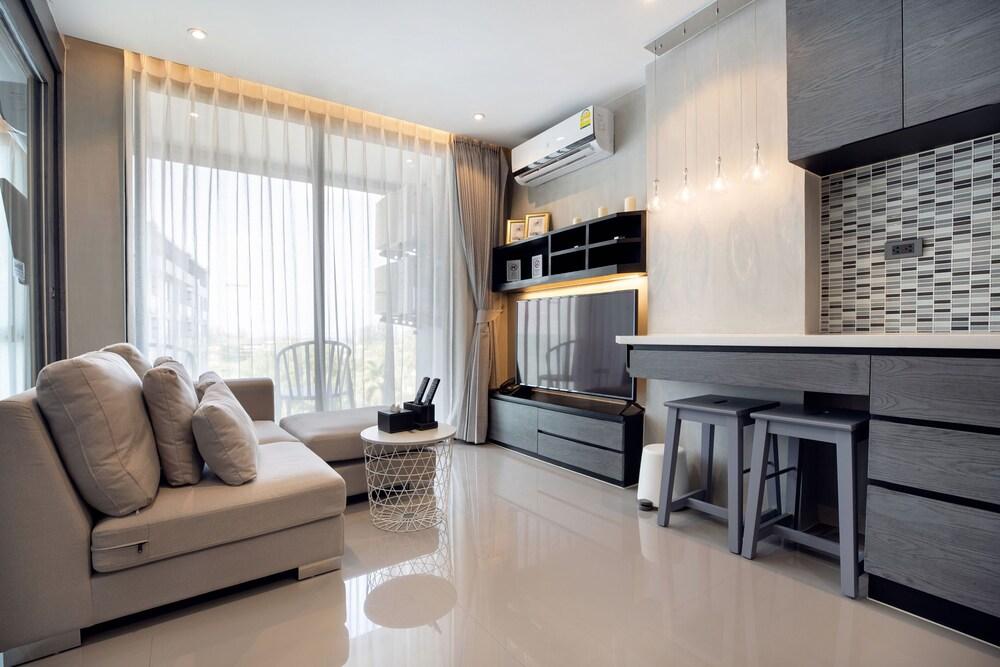 Tropical Sea View Suite B608 at Citygate