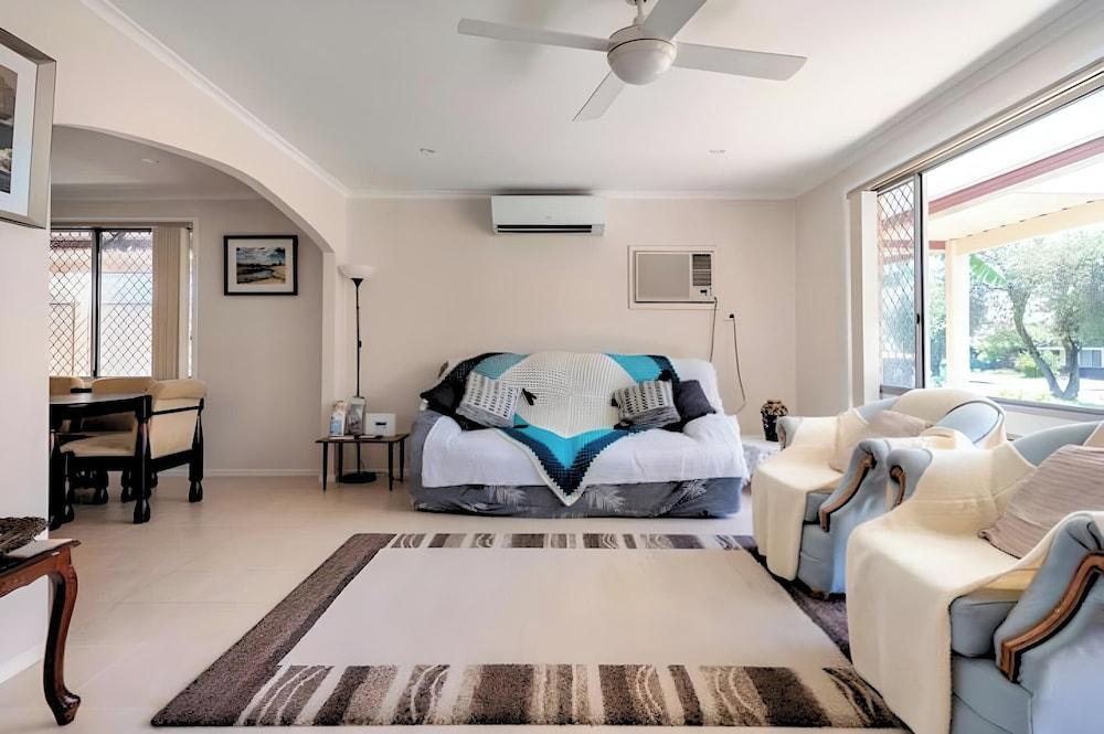 Cheerful 3 bedroom house with free parking