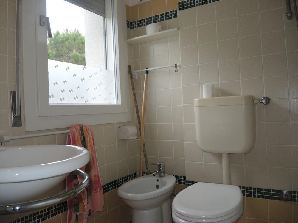 One-bedroom Flat With Balcony and AC