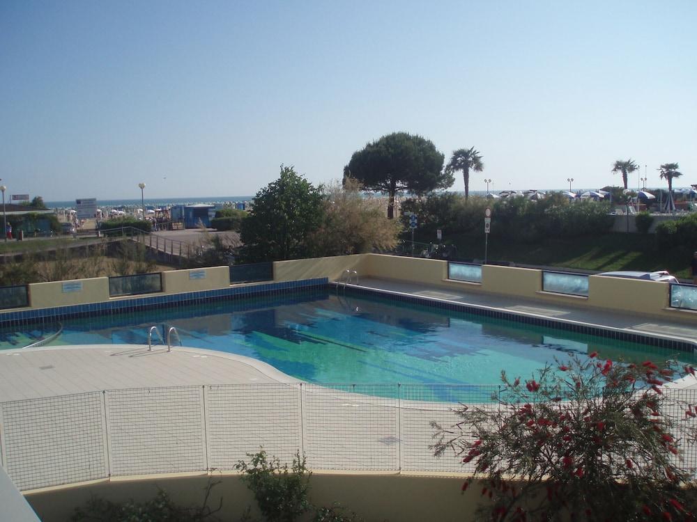 Lovely Flat With Side sea View and Swimming Pool