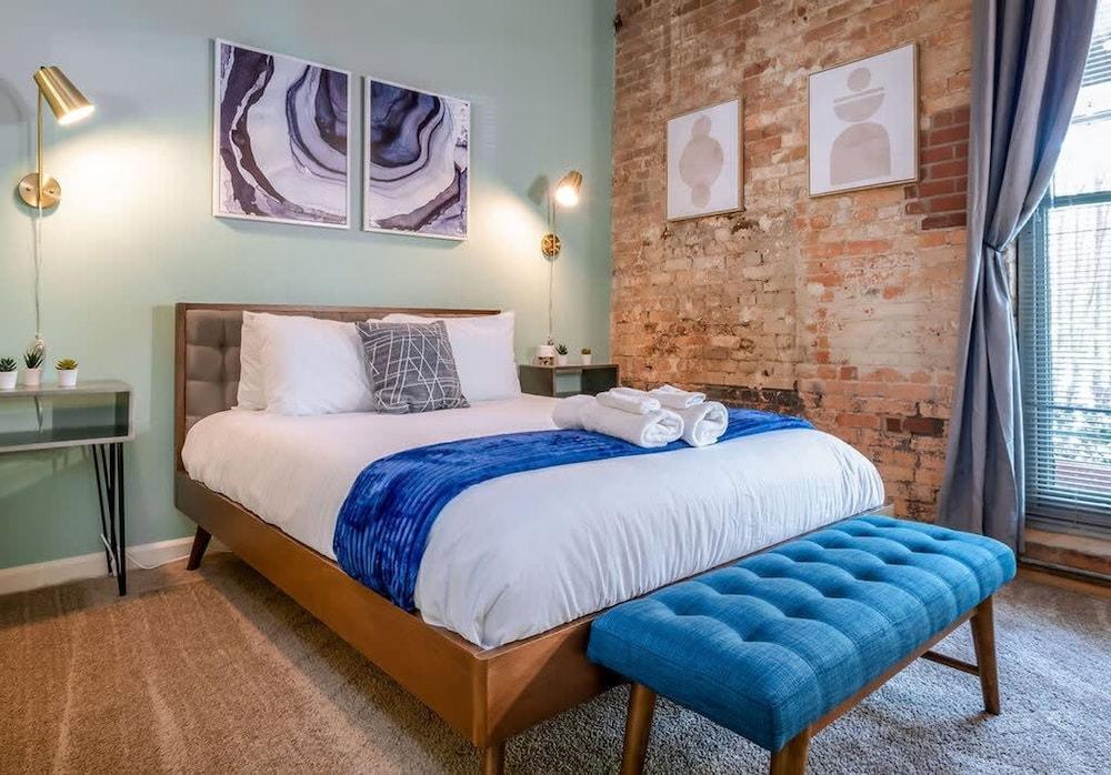 100 Year-old Historic Brick 2BR Loft Large Patio2