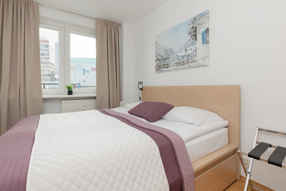 Apartment Chmielna 100 by Renters