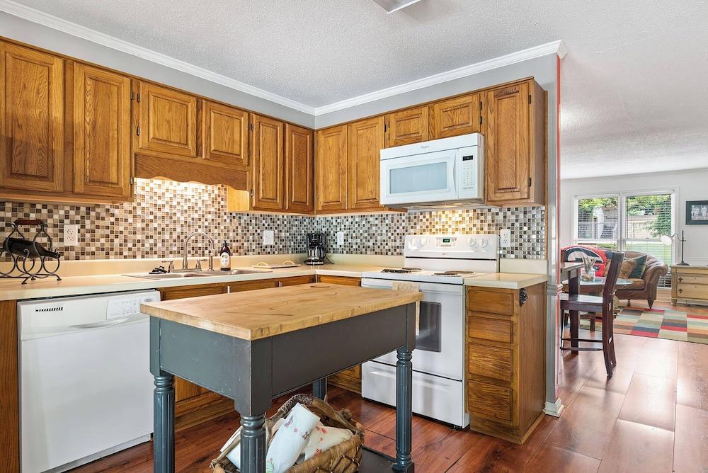 Five Points Dawg Crib On Campus