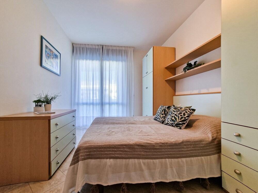 Modern Beachside Flat-beahost