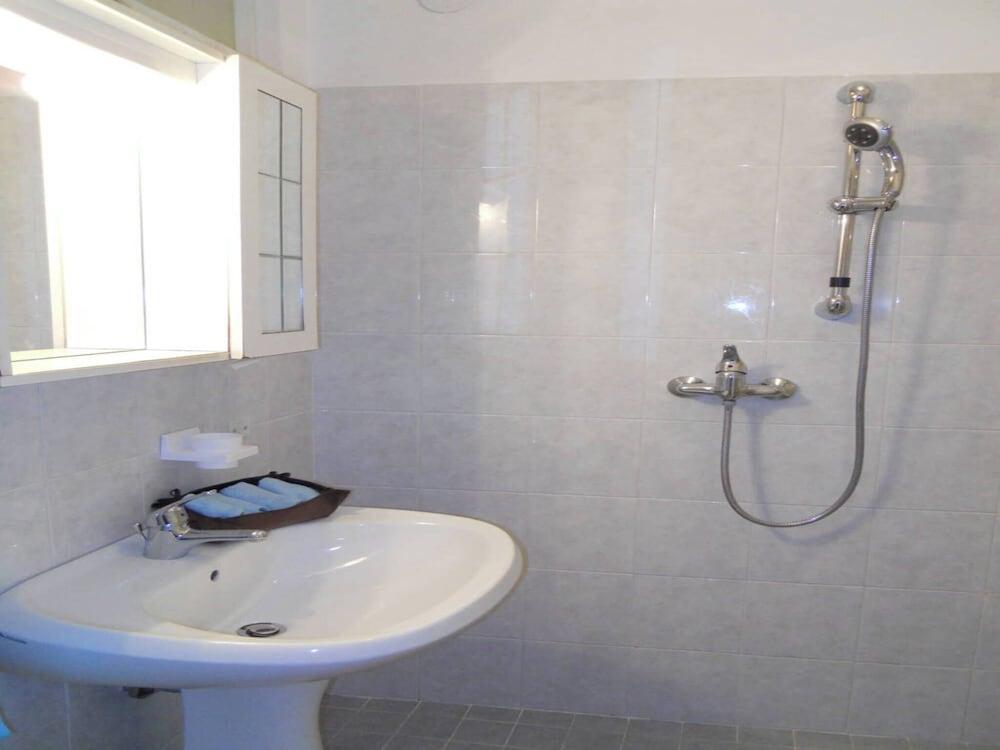 Modern Flat With Terrace-beahost