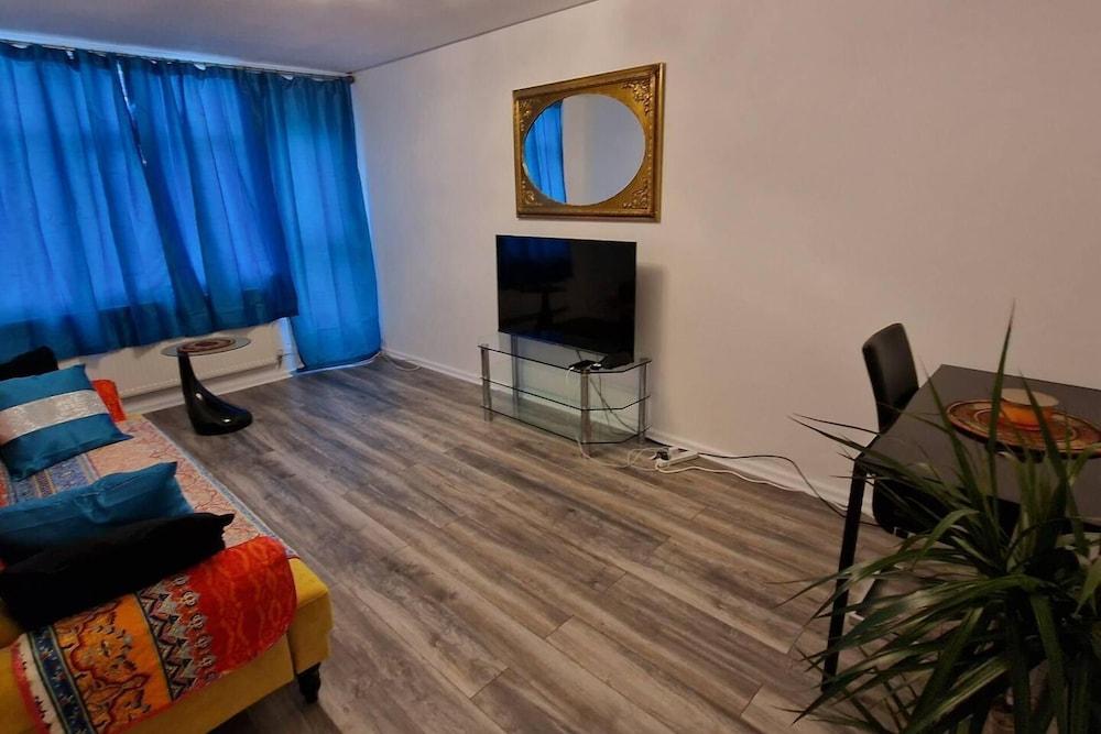 1 Bed Flat Sleeps 2 With Free Parking & Patio