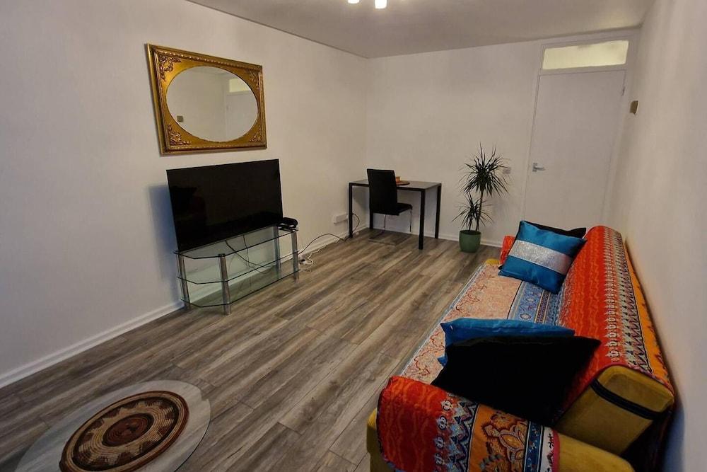 1 Bed Flat Sleeps 2 With Free Parking & Patio