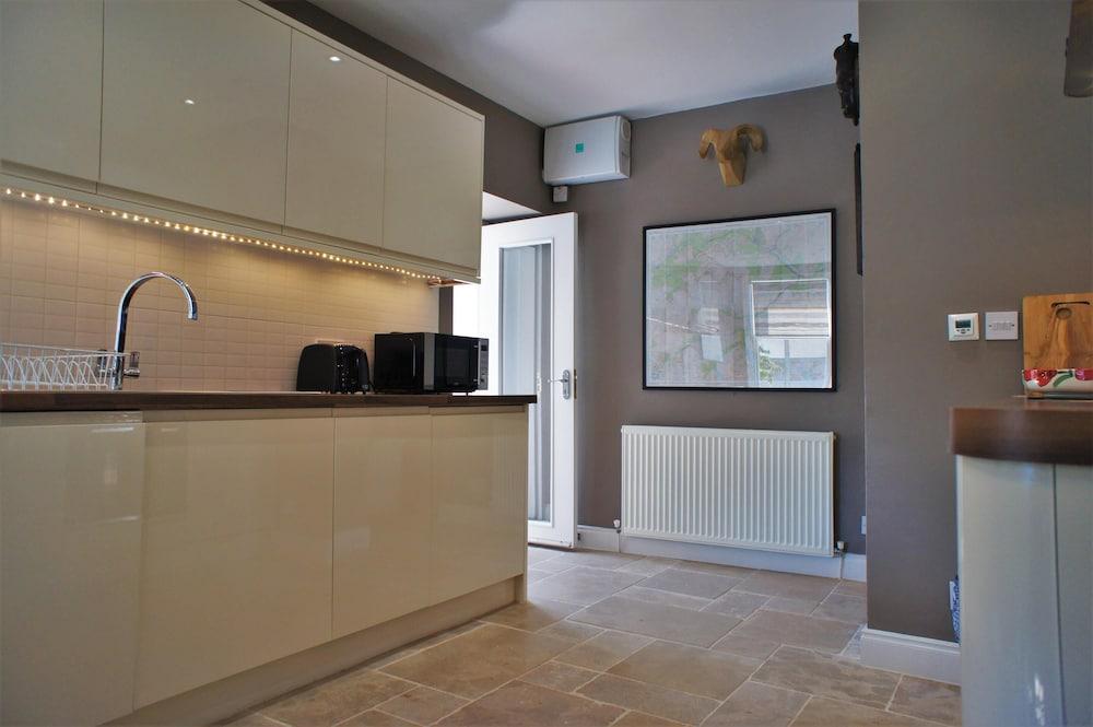 Fantastic 2 Bedroom, Spacious and Great Location!