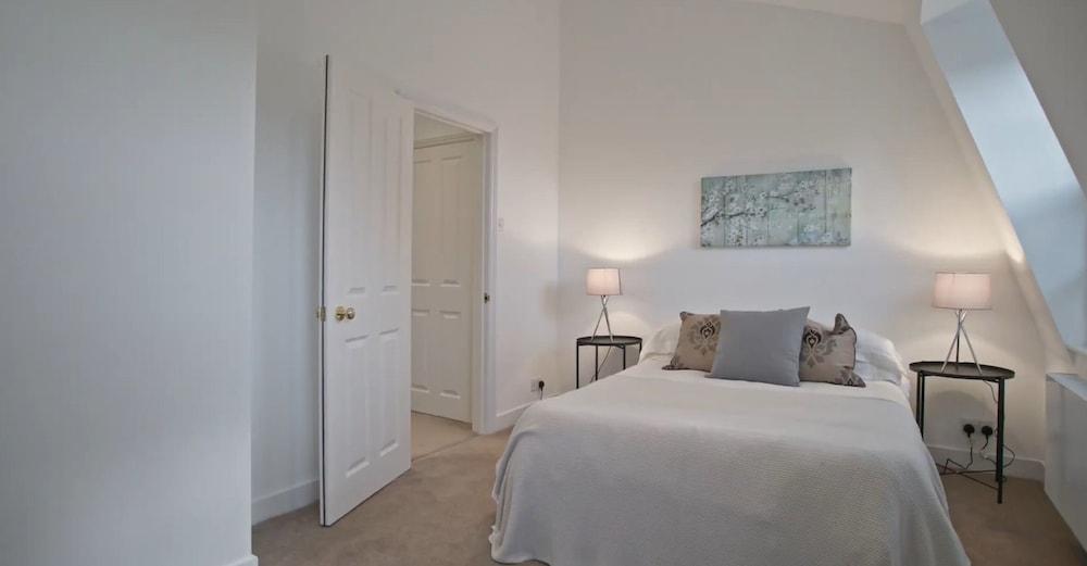 Lovely 5-bed House in London