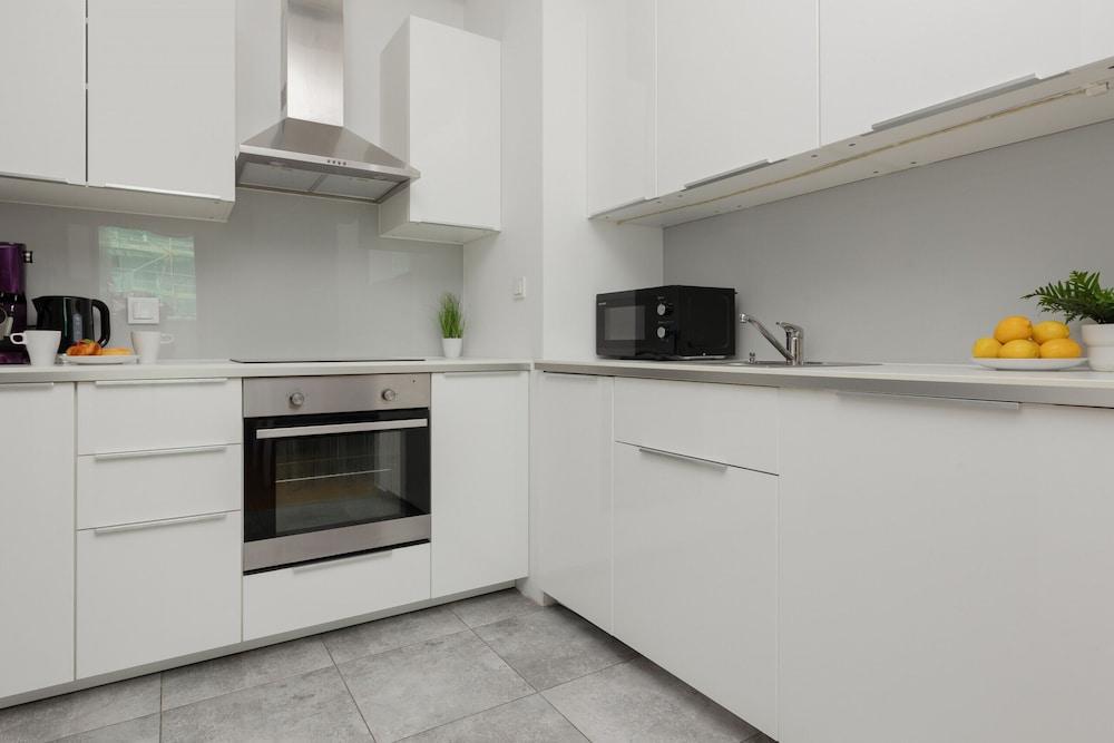 Studio With Balcony Kolejowa by Renters