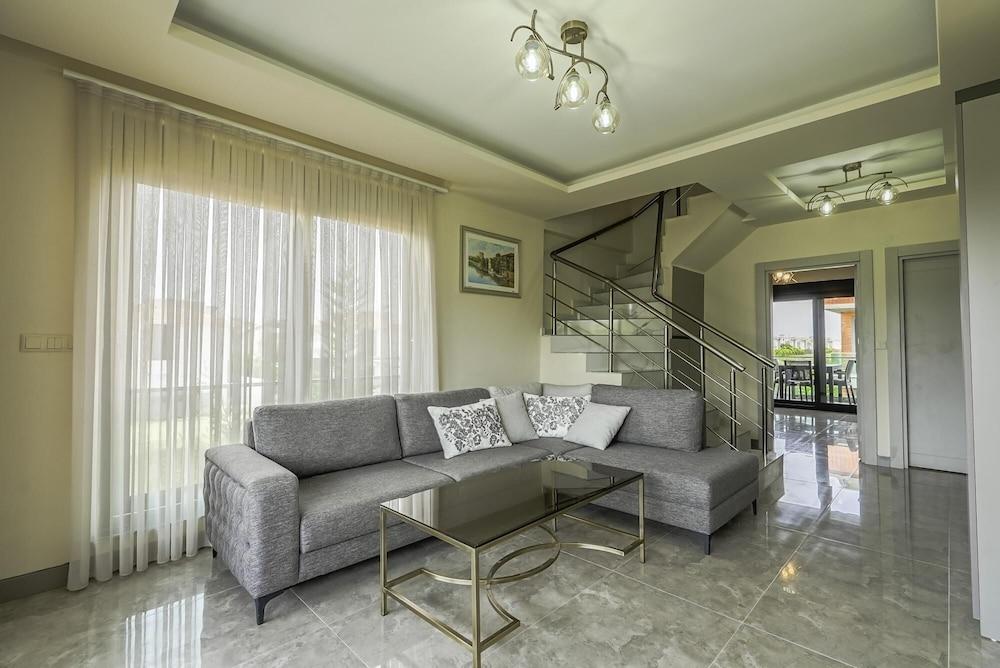 Flat w Shared Pool and Balcony 8 min to Beach