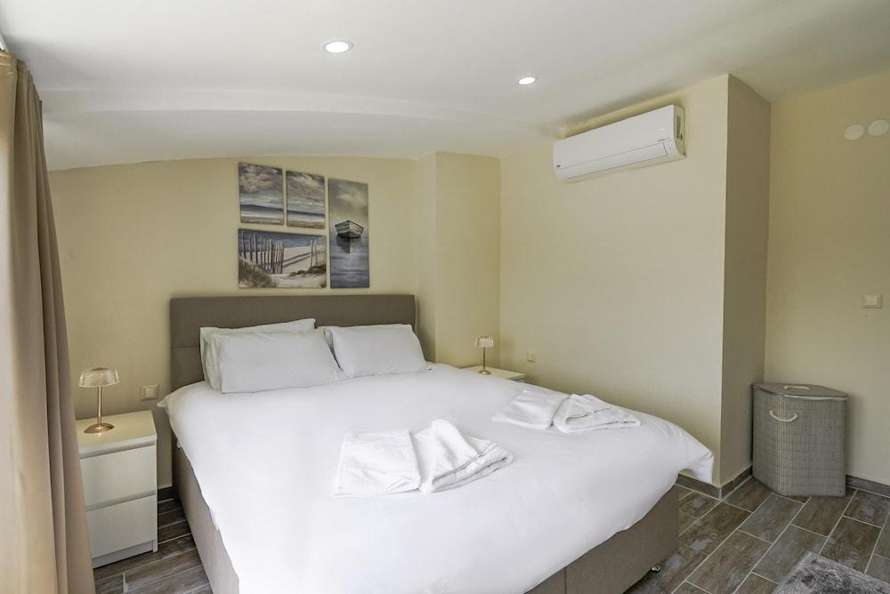 Flat w Shared Pool and Balcony 8 min to Beach