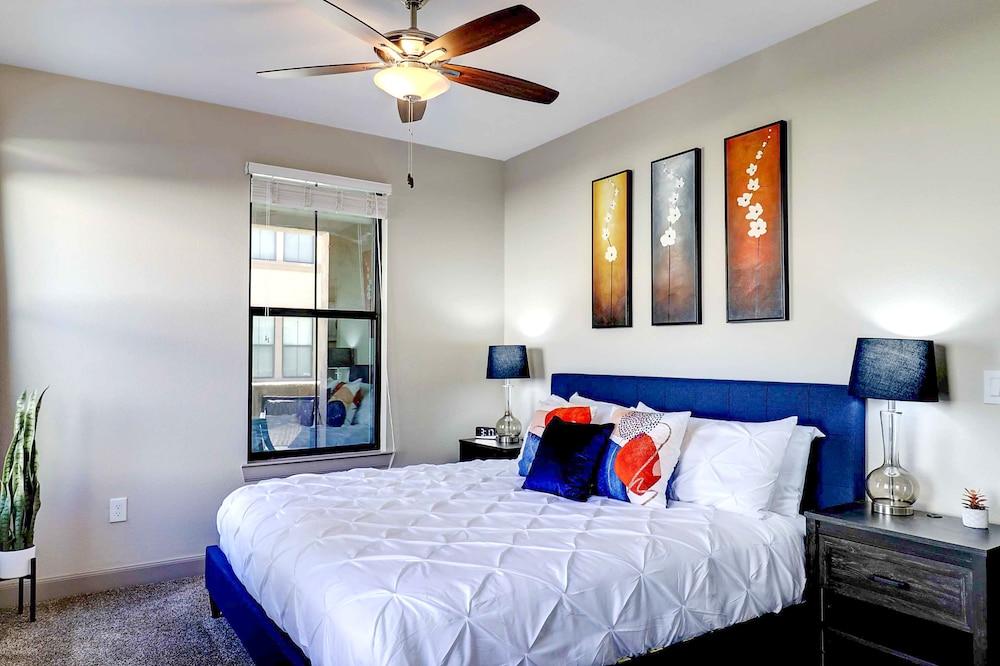 Rooftop Pool with Views-King Beds-Parking 1123