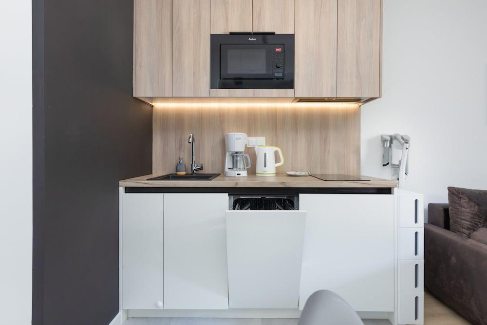 Shellter Suita Flora by Renters Prestige