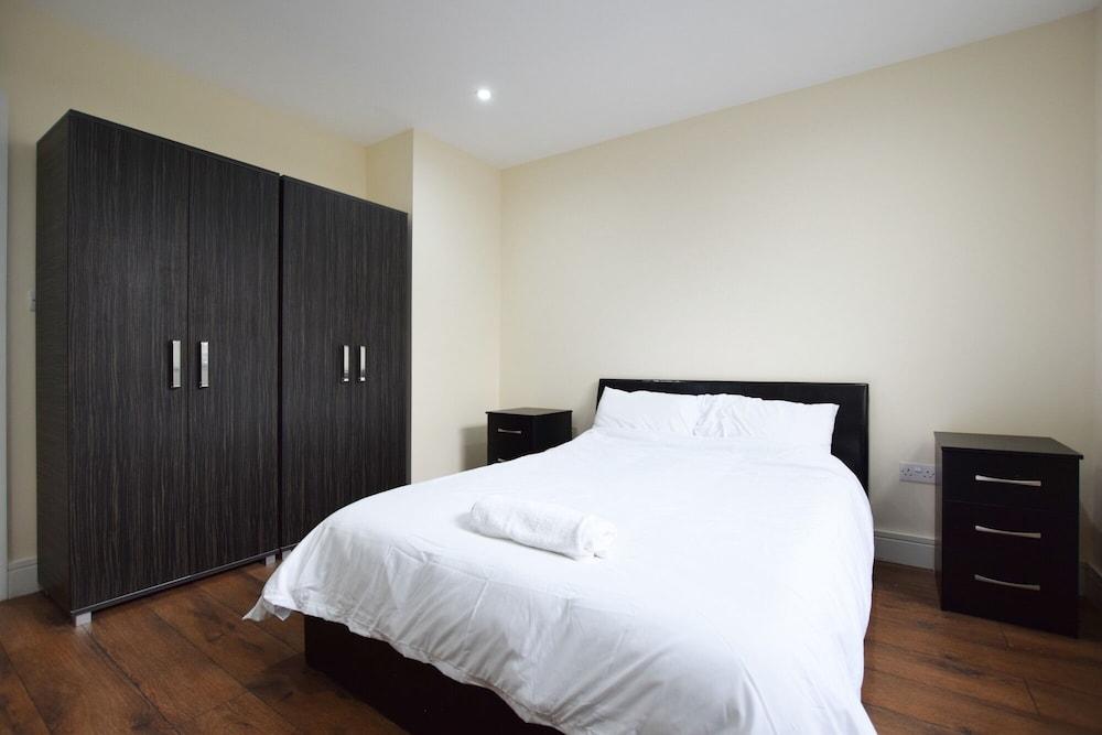 1-bed Apartment in Ealing, 3 Mins From Station