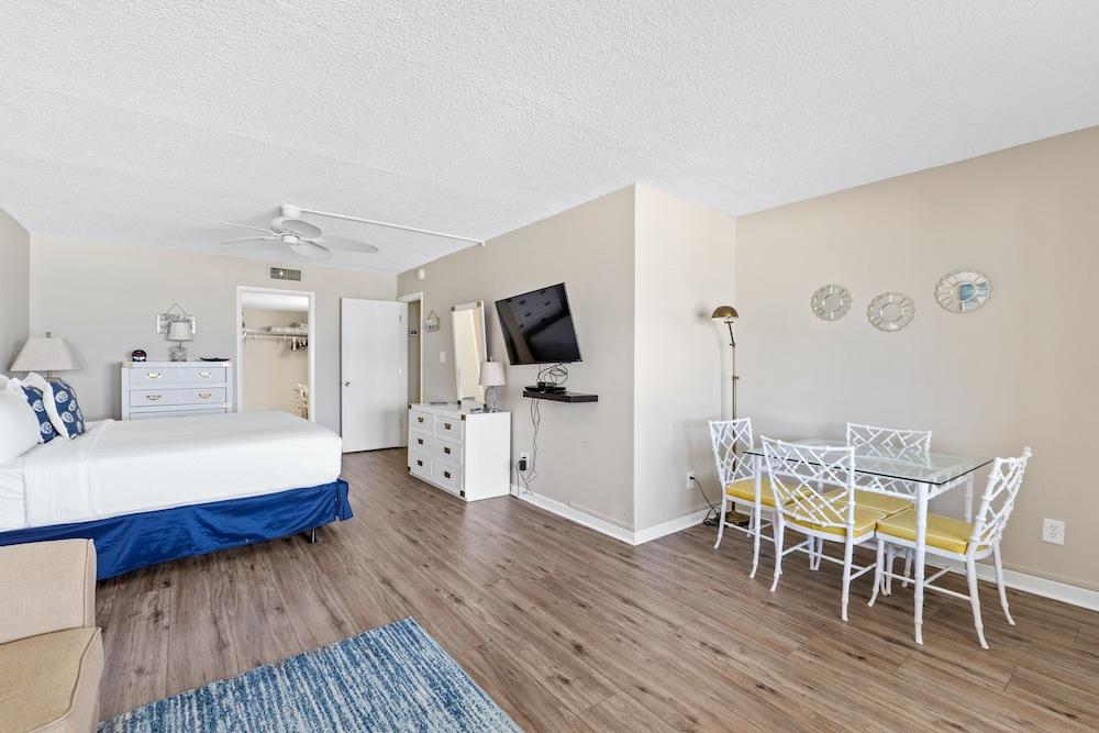 The Shores Townhomes by PHG