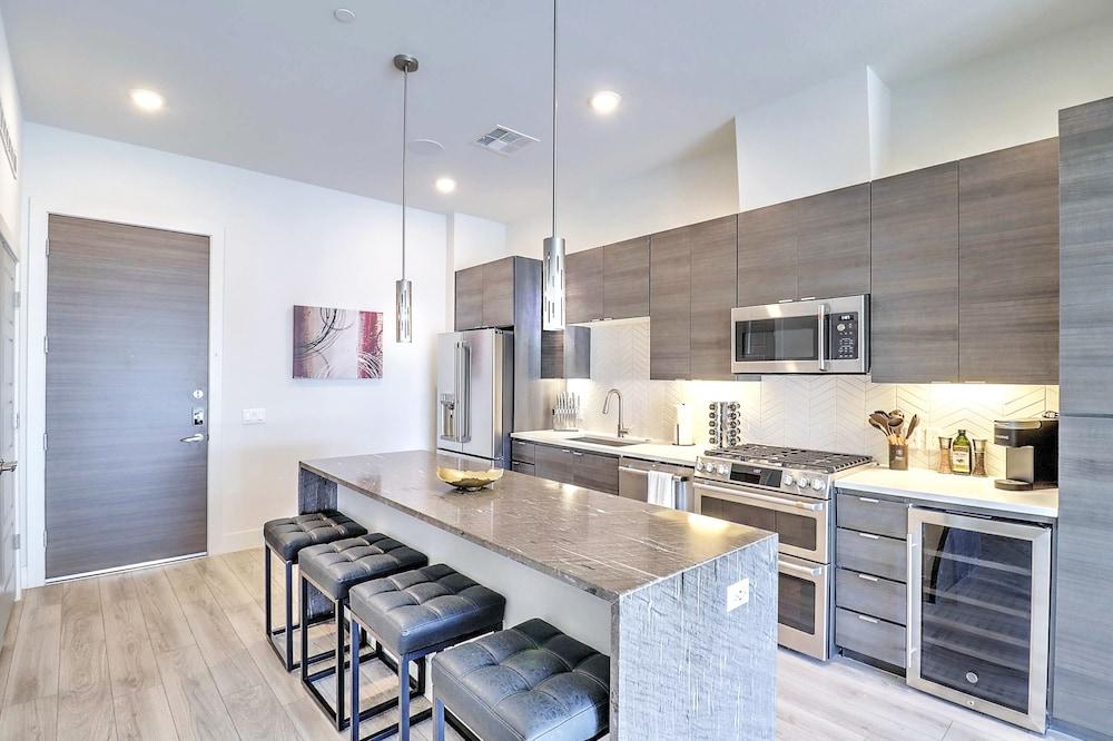 Private Rooftop Terrace-Walk Score 81 4003