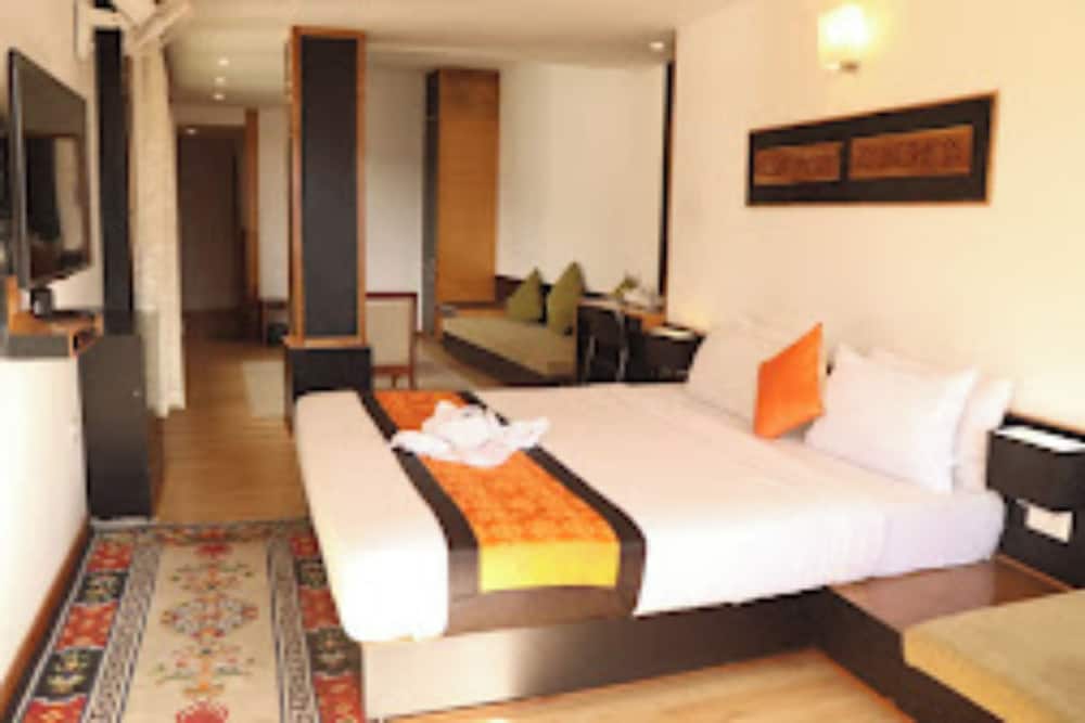 Goroomgo Mist Tree Mountain Gangtok