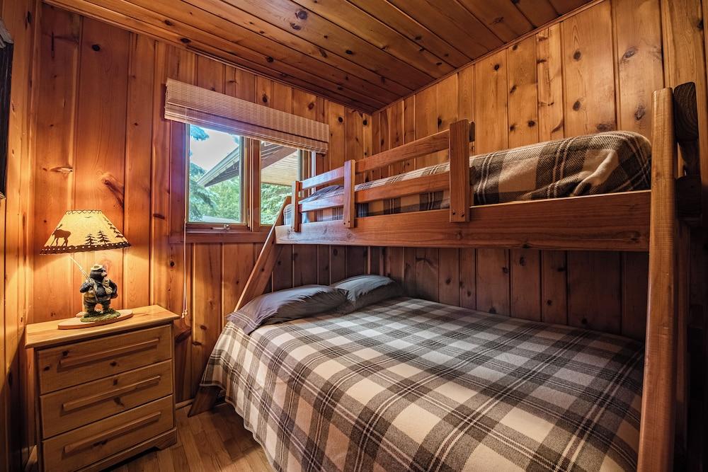 Cozy Riverside Getaway Pine Bend Cottage