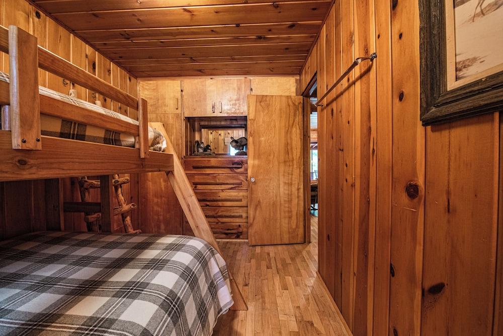 Cozy Riverside Getaway Pine Bend Cottage