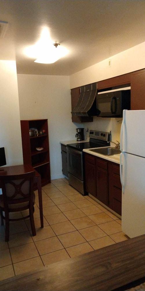 McLure Inn and Suites