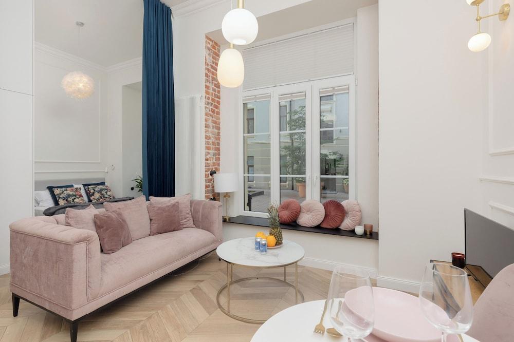 Studio Piotrkowska 37 by Renters