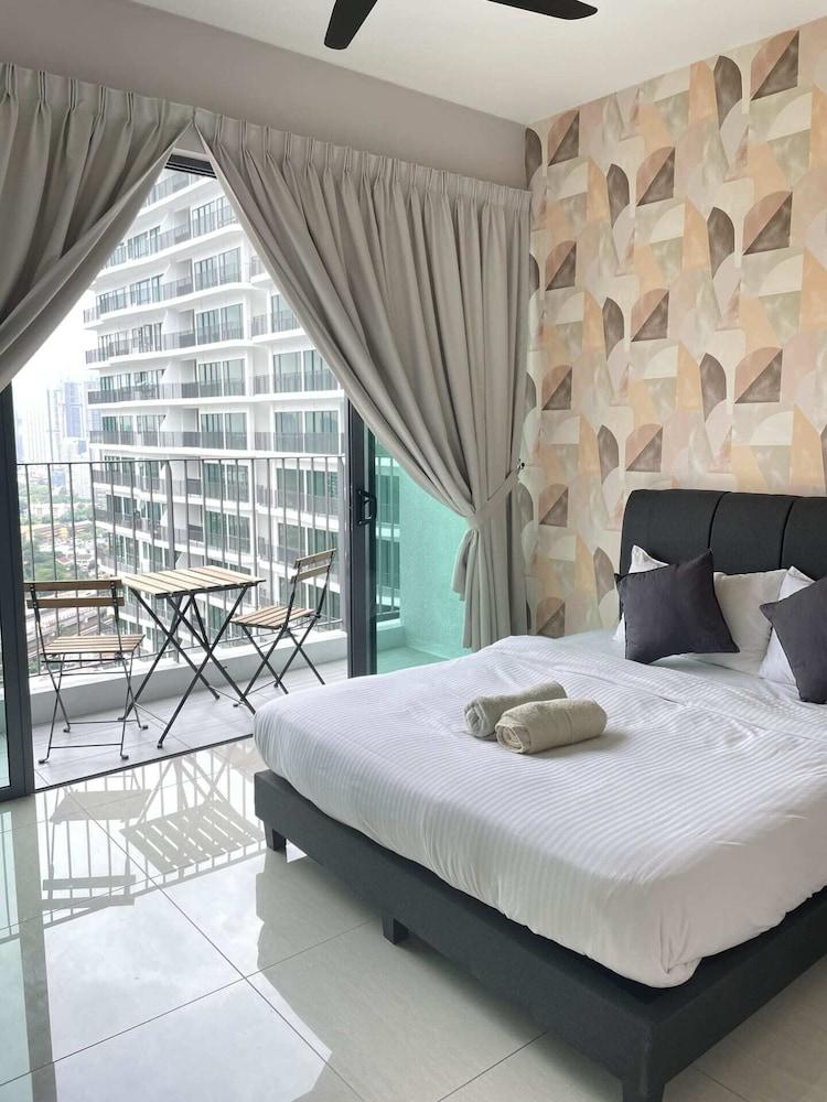 Datum Jelatek by Plush