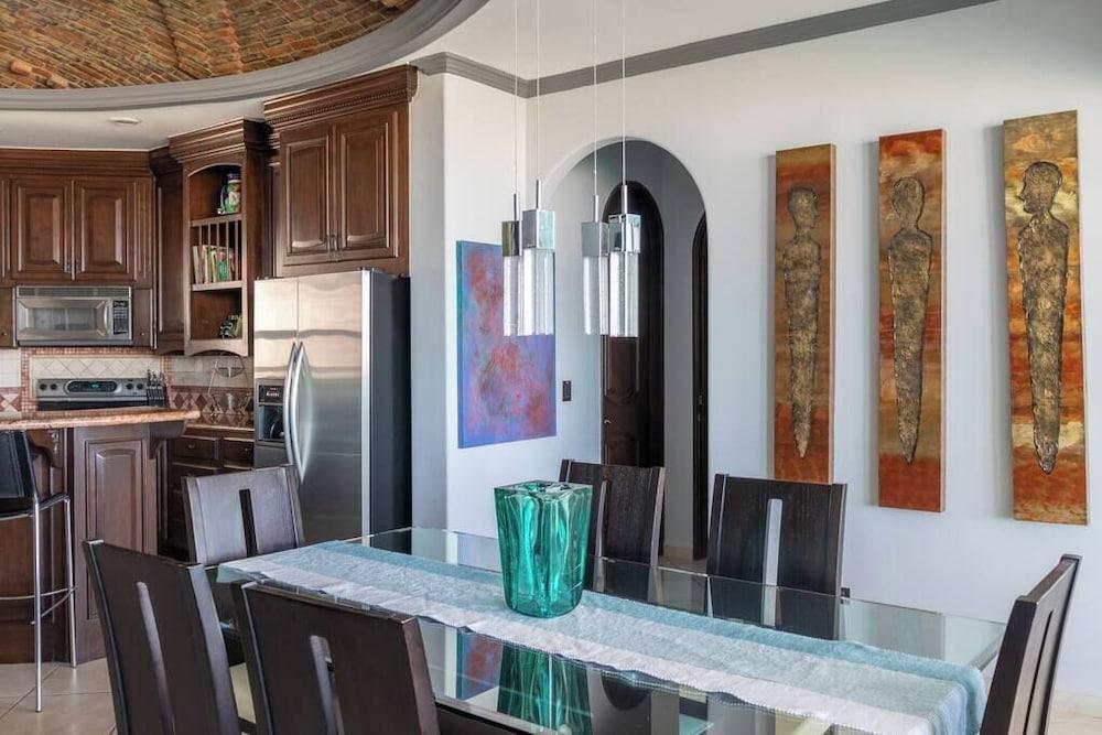 Luxury Beachfront Condo on Sandy Beach