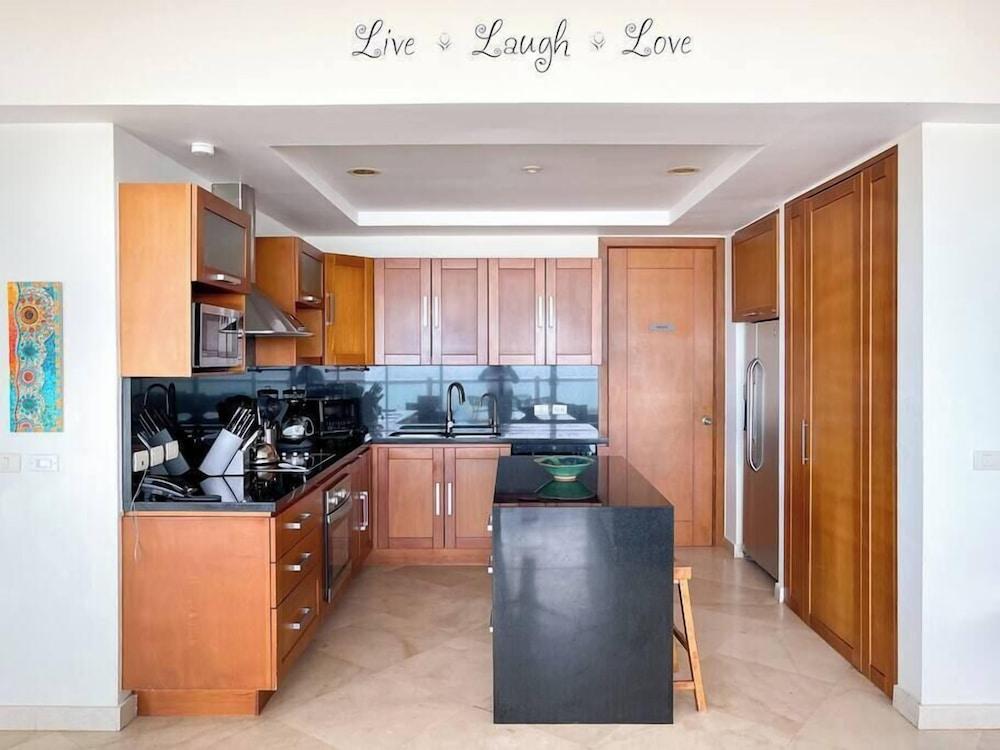 Quiet Beachfront Condo With Pools Private Beach