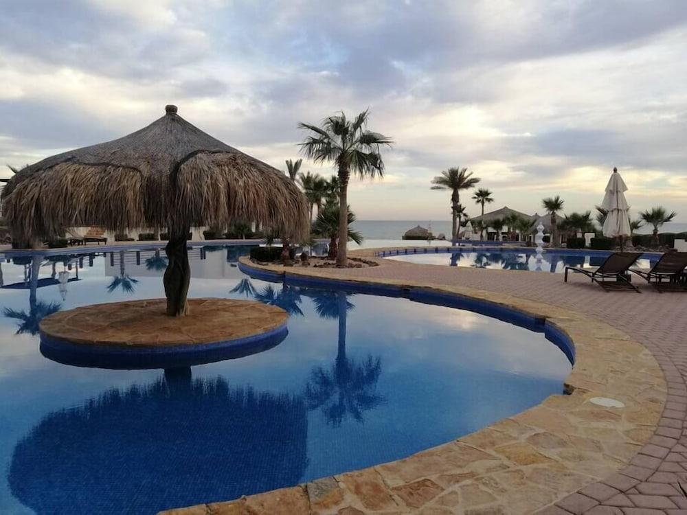 Hidden Gem Condo With Pools Private Beach