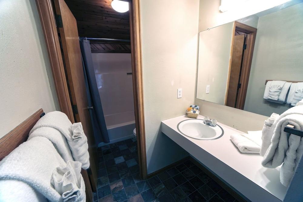 Sunnyside Knoll: 16 1 Bedroom Cabin