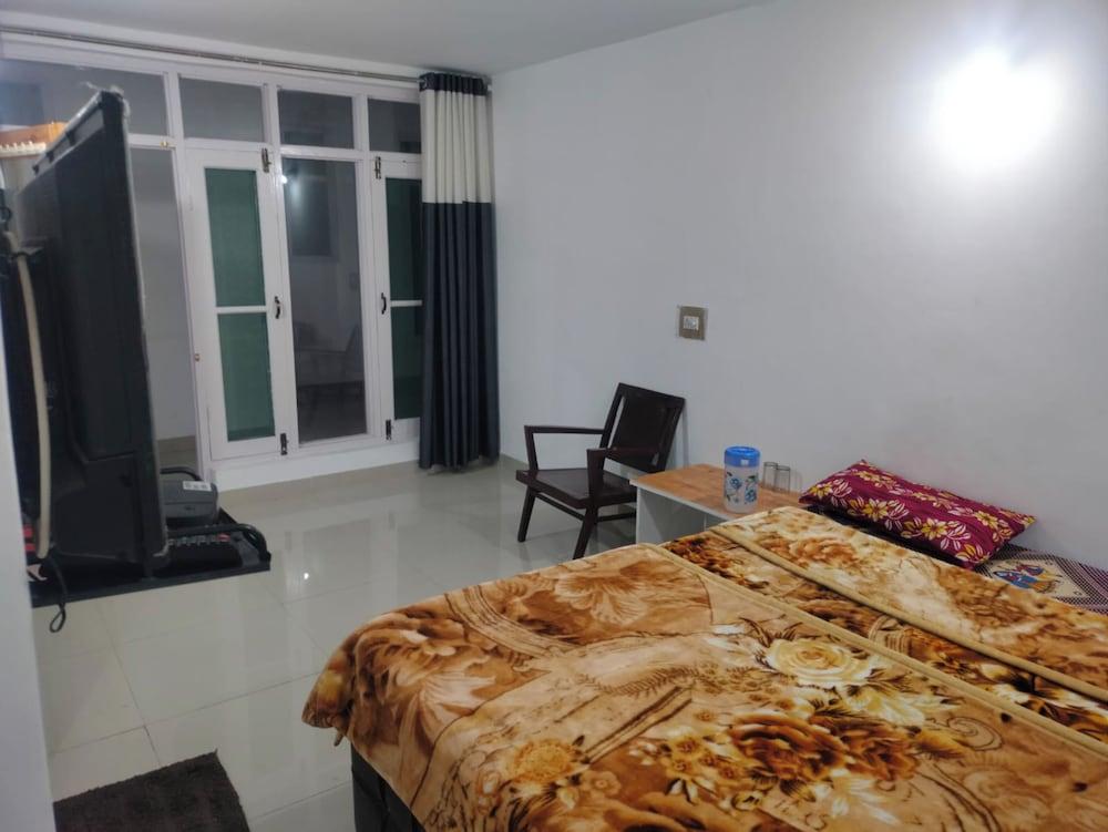 Goroomgo Lotus Srinagar