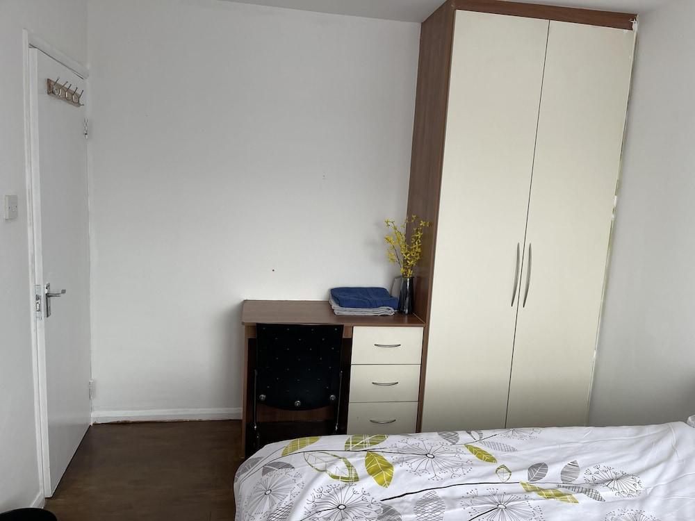 Immaculate 4-bed House Near Heathrow Airport