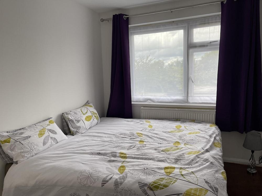 Immaculate 4-bed House Near Heathrow Airport