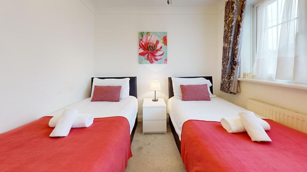 Charming 5-bed House in Grays