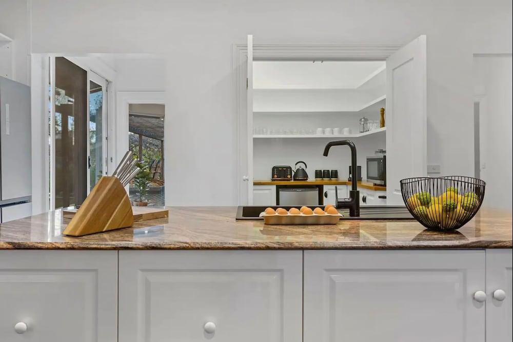 Tranquil Estate With Pool Heated Spa Gardens