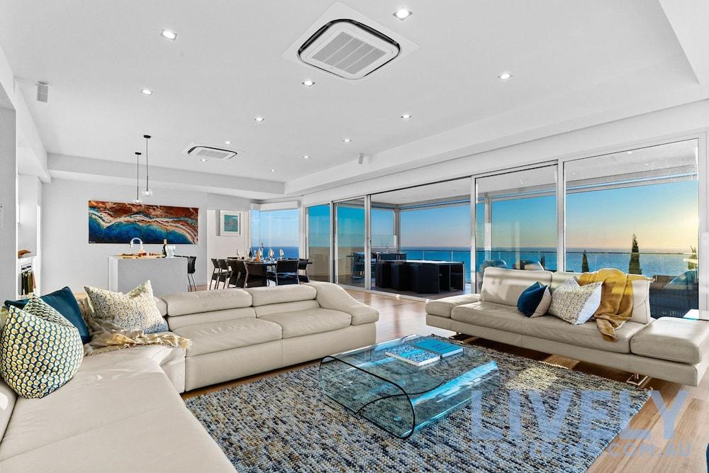 Hillside Luxe With Spa Bay Views