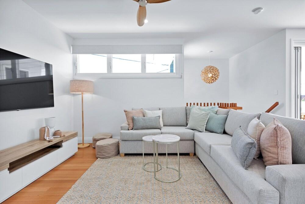 LEO2-Sophisticated Beach Holiday Home