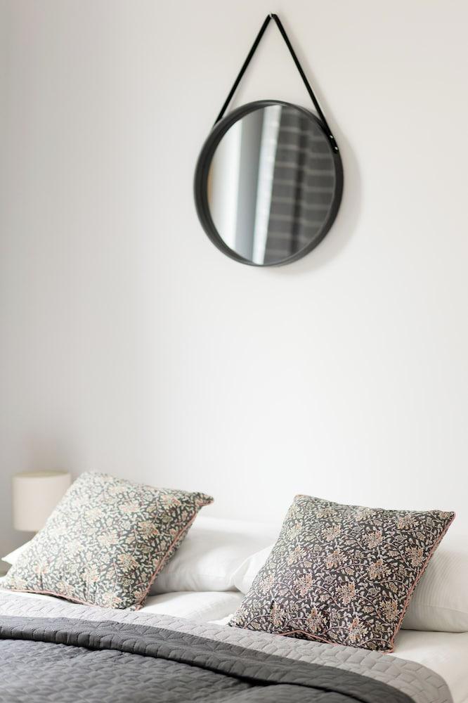 Służewiec Apartment by Renters