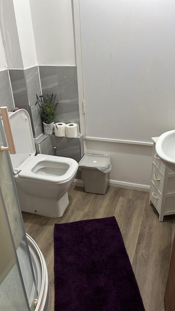 Perfect Location Near Beach, Shops and Restaurants